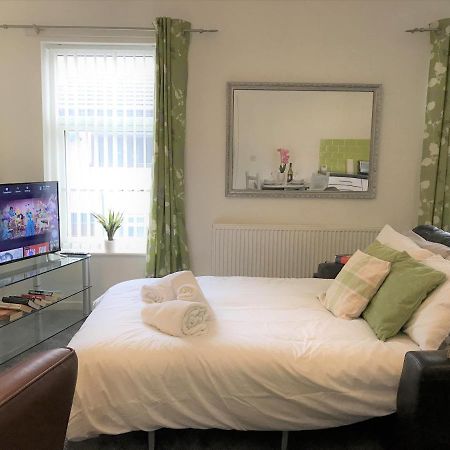 Restful 1-Bedroom Flat In St Helens St Helens  Bagian luar foto
