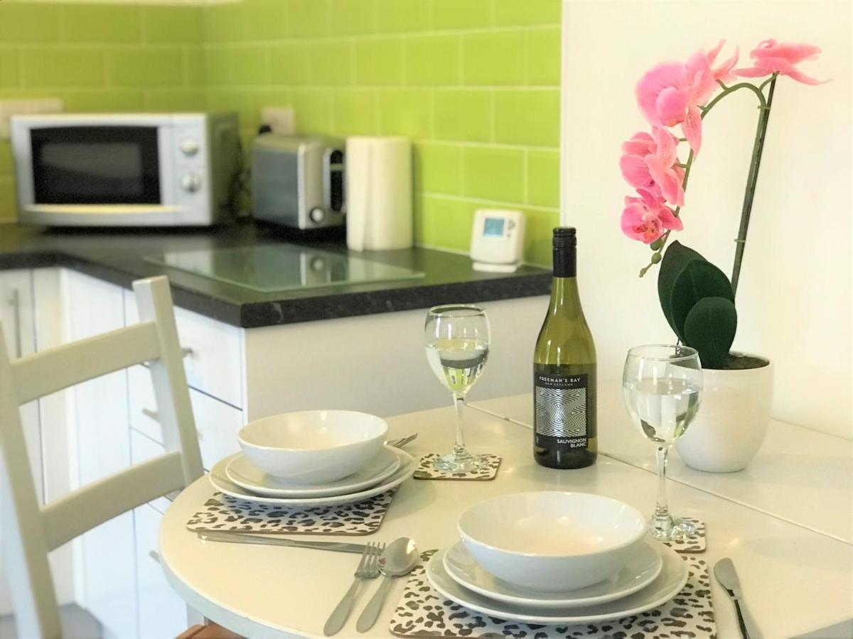 Restful 1-Bedroom Flat In St Helens St Helens  Bagian luar foto