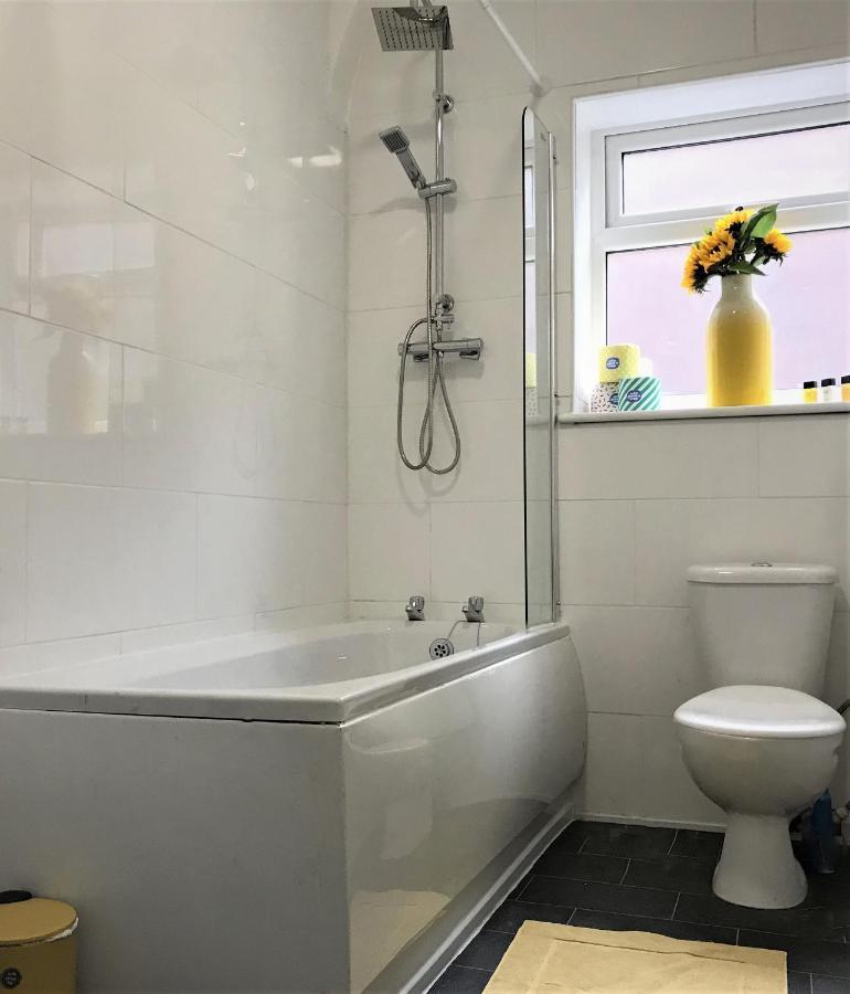Restful 1-Bedroom Flat In St Helens St Helens  Bagian luar foto